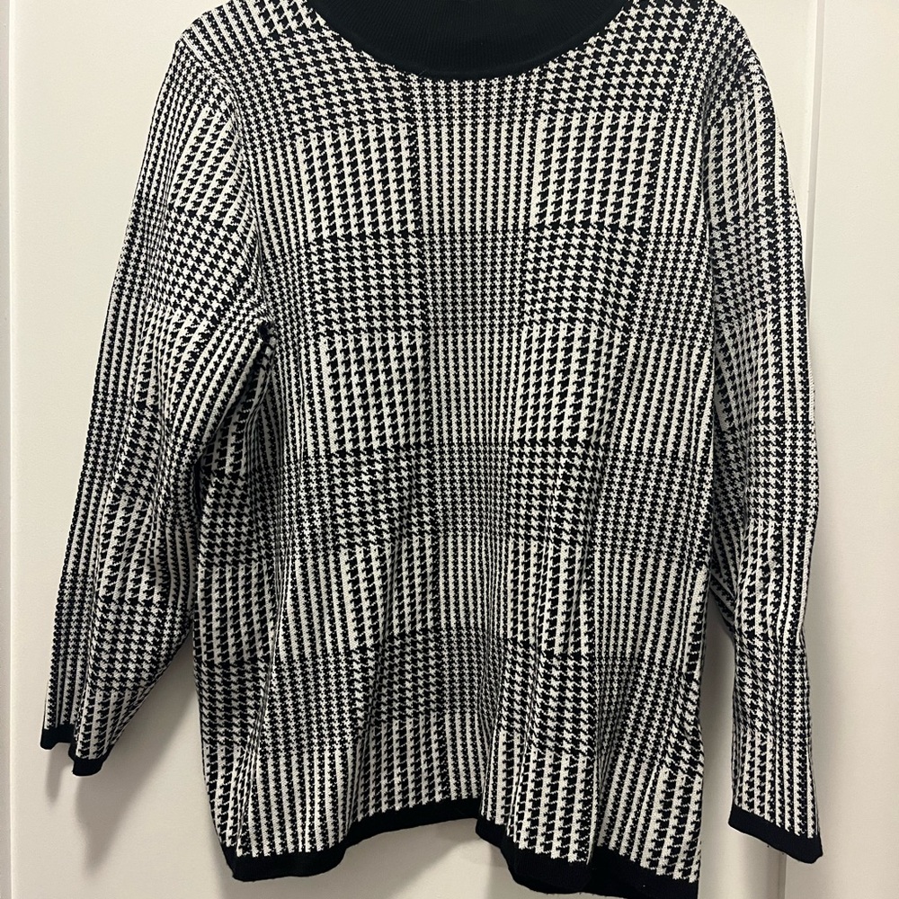 Tahari mock neck houndstooth sweater